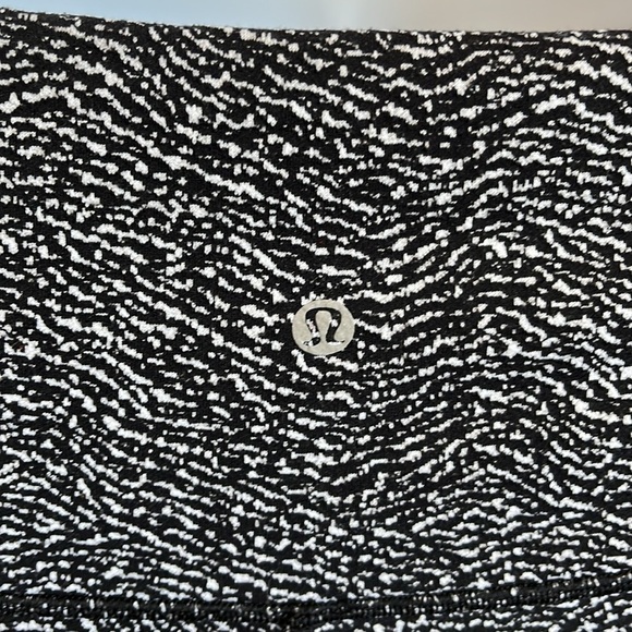 Lululemon Wunder Under
High-rise Black and White Size 6 - Picture 8 of 15